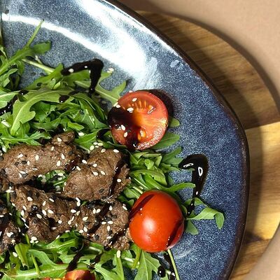 Теплый салат с говядиной и руколой в Piccola Pizza по цене 575 ₽