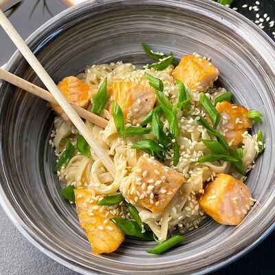 Удон с лососем в Андеграунд Pizza & Sushi по цене 368 ₽