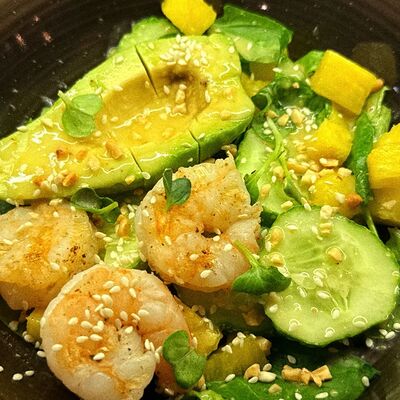 Салат с креветками, авокадо и свежим ананасом в В завязке по цене 650 ₽