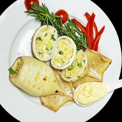 Кальмар фаршированный в Kuksu korea cafe по цене 3000 ₽