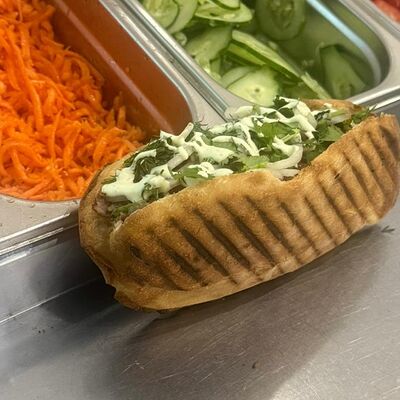 Булка с куриным мясом в Винни пух по цене 230 ₽