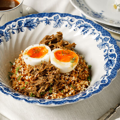 Гречка с томленой грудинкой и яйцом в Сыроварня по цене 750 ₽