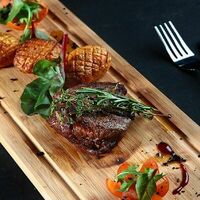 Филе Миньон с брокколи и перечным соусом в Vinograd