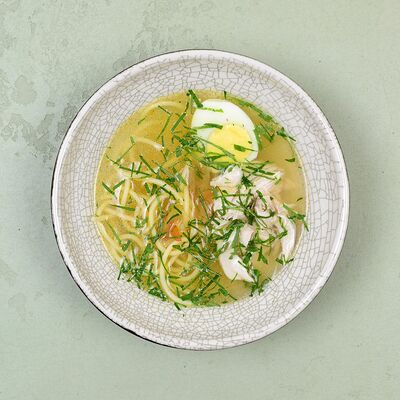 Куриный суп со спагетти в Пармезан и пури по цене 150 ₽