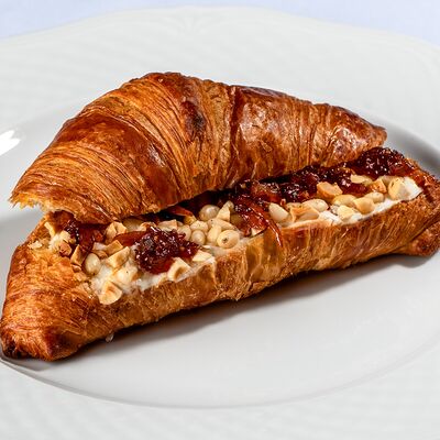 Круассан с лавандовым медом и козьим сыром в МОМО по цене 780 ₽
