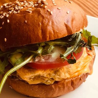 Бургер с курицейв Мангал хаус по цене 460 ₽