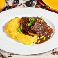 Говяжьи щечки с тыквенным пюре в Мушмула