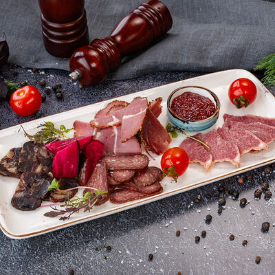 Ассорти из домашних колбас в КРЫША по цене 1850 ₽