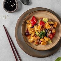 Sweet Chili с баклажанами и жареным тофу в WokPho