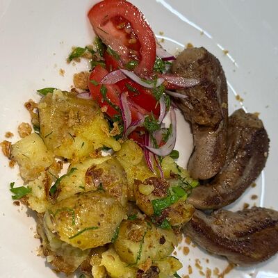 Жареные язычки ягненка с печеным картофелем в Опытный по цене 1100 ₽