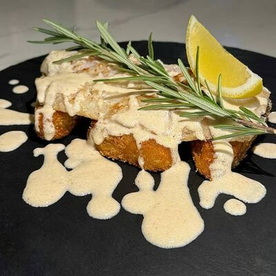 Судак с хашбрауном в соусе с икрой в Kaif Lounge по цене 900 ₽