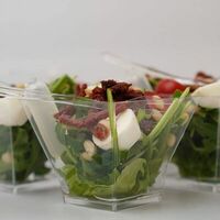 Салат с рукколой, томатами и моцареллой в Hot Kitchen