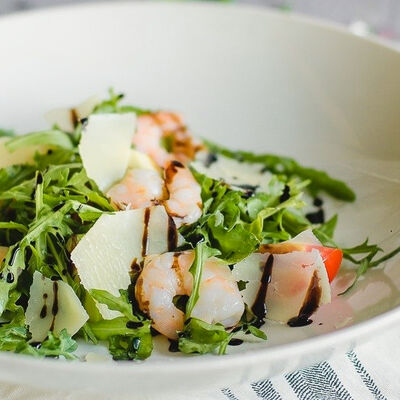 Салат Руккола с креветками в Пряности & Радости на Васильевском по цене 550