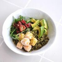 Боул Киноа с песто и жареным тофу в Кукумбер