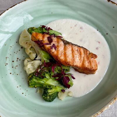 Лосось с брокколи и цветной капустой в Lenkoff по цене 1260 ₽