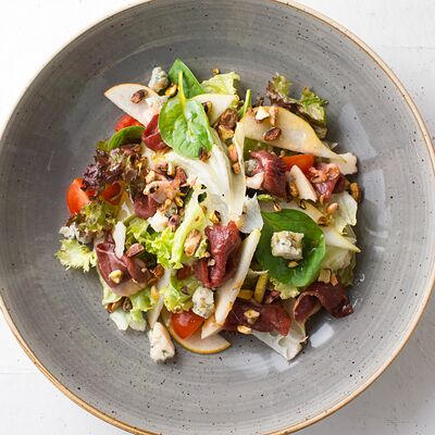 Салат с вяленой уткой и горгонзолой в Березка по цене 32 р.