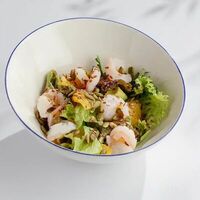 Салат с креветками в Vinch