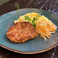 Котлетка мясная, пюре картофельное, капустный салат в Длинный нос