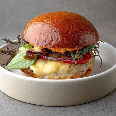 Бургер с говядиной в 321 Club by Novikov по цене 990