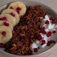 Гранола с йогуртом, творожным зерном и фруктами в Эрме Кофейня-кондитерская