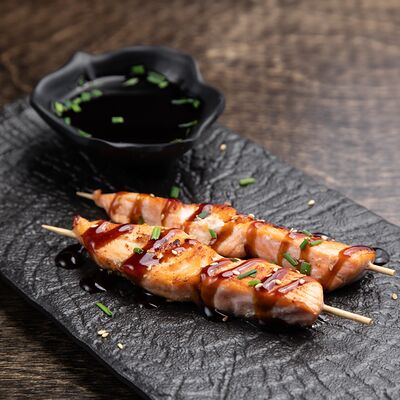 Шашлычок из лососяв Суши & Саке Izakaya Bar по цене 1216 ₽