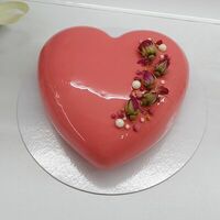 Торт муссовый в форме сердца с розами в Katicake