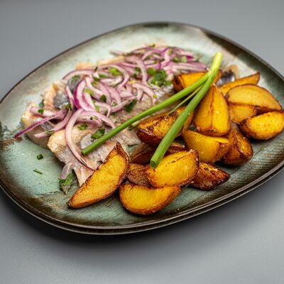 Сельдь с мини-картофелем в Раковарня на Пятницкой по цене 640 ₽