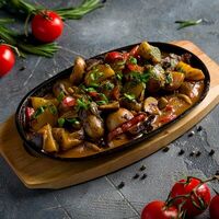 Картофель с мраморной говядиной и соусом Демиглас в Mon Kitchen