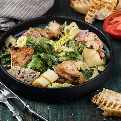 Теплый салат с курицей и копченным сыром сулугуни в ЛарисуВаннуХочу по цене 460