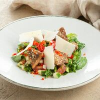 Теплый салат с куриным бедром, свежими овощами и сыром пармезан в Brasserie Kriek