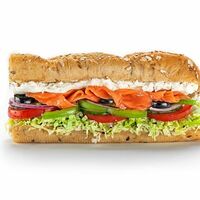 Сэндвич с лососем и крем-чизом с ломтиками красной рыбы и сливочным сыромв Subway