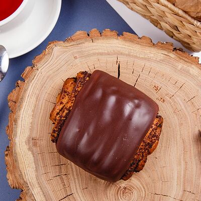 Булочка с маком и шоколадной глазурью в Много хлеба по цене 114 ₽