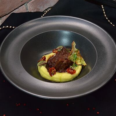 Телячьи щёчки с картофельным кремом в Правда по цене 950 ₽