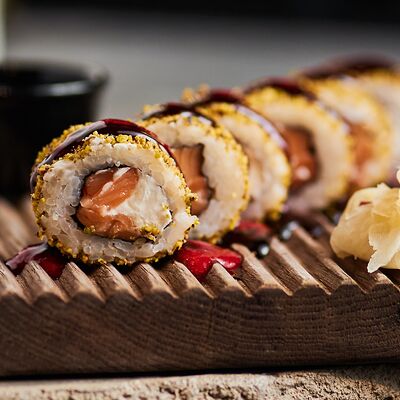 Ролл с рубленой фисташкой, лососем и малиной в Полтора тигра по цене 750