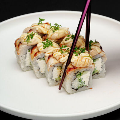 Ролл с угрем и кремом унаги в Пару палок по цене 755 ₽
