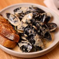 Мидии в соусе горгонзола с чиабаттой из нашей дровяной печи в Vivezza