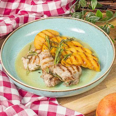 Куриные медальоны с персиками гриль в Луиджи & Тосё по цене 339