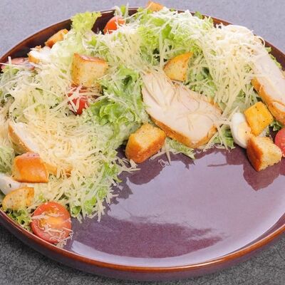 Салат Цезарь с курицей в Mir love по цене 801 ₽