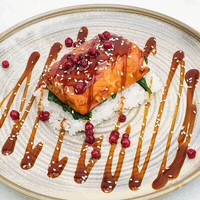 Лосось со шпинатом и клюквой в соусе терияки в Tao Sushi Lab по цене 1990 ₽