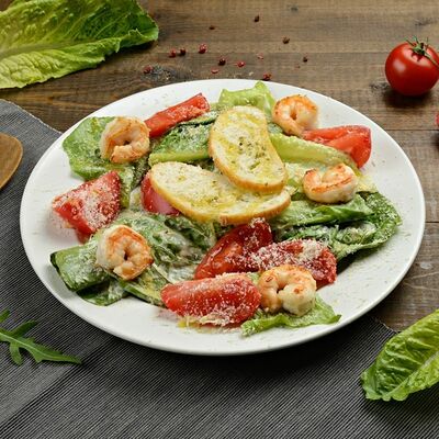 Салат Цезарь с креветками в Пицца & Суши Гурмэ по цене 490 ₽
