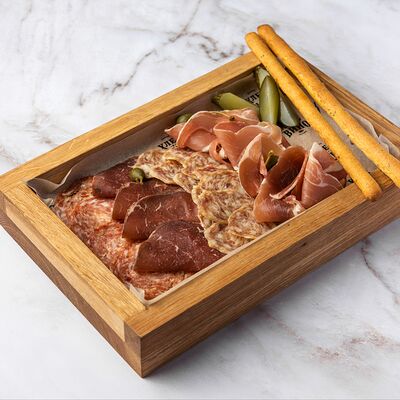 Ассорти мясных деликатесов в Хлеб и Вино по цене 1800 ₽