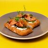 Crispy spicy с лососем слабой соли в Dorama по цене 390