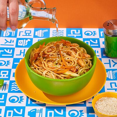 Вок с куриным филе в соусе сладкий чили в Korean Chick по цене 387