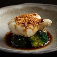 Чёрная треска с кленовым соусом, брокколи в KOJI