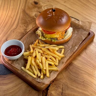 Бургер говяжий Pandora в Pandora по цене 880 ₽