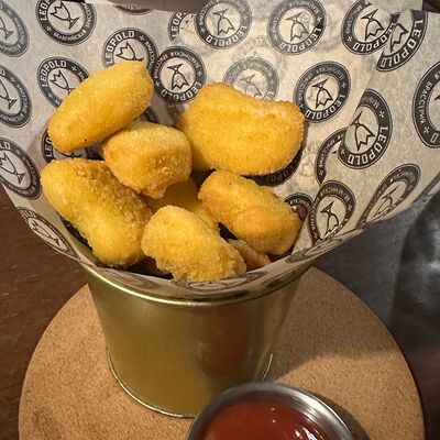 Наггетсы с кетчупом в Леопольд по цене 470 ₽