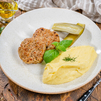 Котлеты из телятины с картофельным пюре в Роял Палас по цене 520 ₽