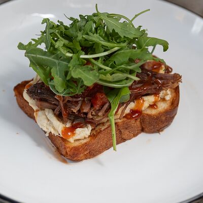 Бриошь со скремблом, рваной говядиной и томатамив ЗоЗо по цене 545 ₽