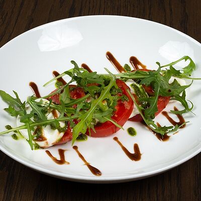 Моцарелла с томатами и соусом Песто в Семейные традиции по цене 700 ₽