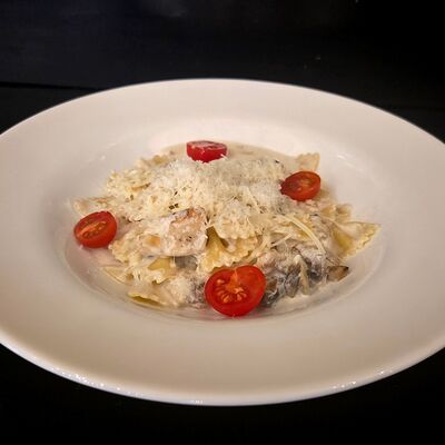 Фарфалле с курицей, грибами и томатамив Трасса по цене 500 ₽